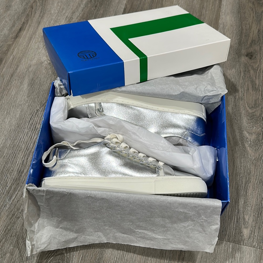 NEW- Ruffle Metallic Sneaker - Size 8 - Picture 2 of 5
